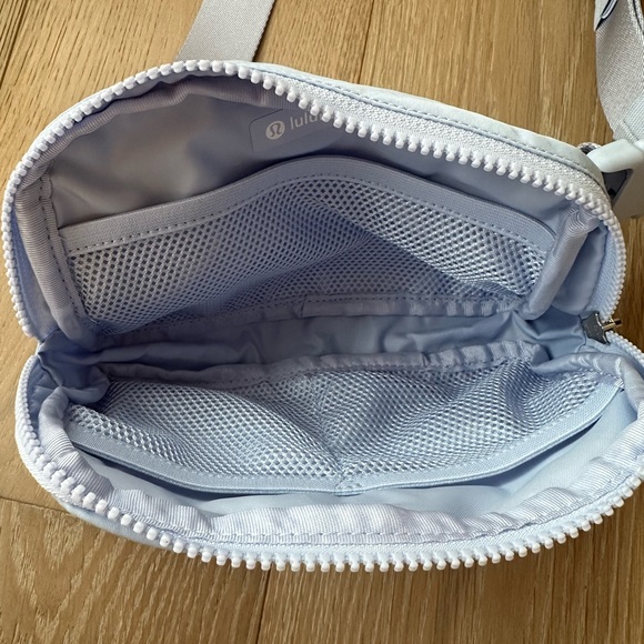 COPY - lululemon pastel blue everywhere belt bag - Picture 3 of 4